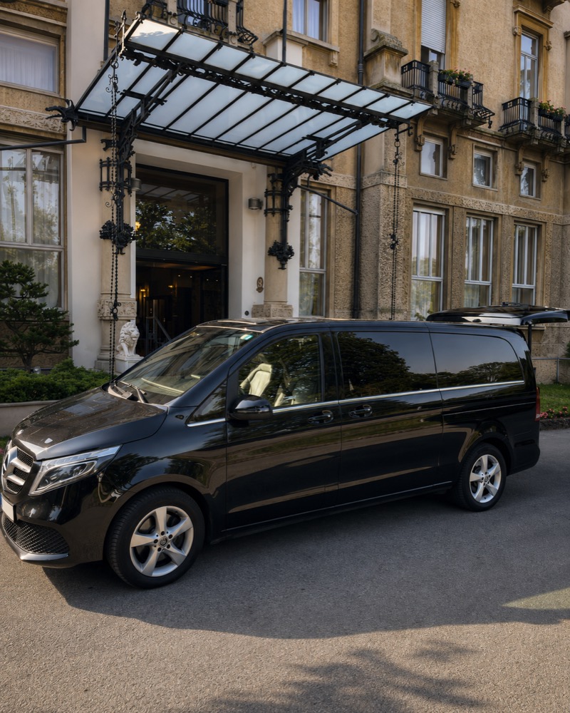 Van Mercedes Classe V nero sotto la pensilina di una villa storica